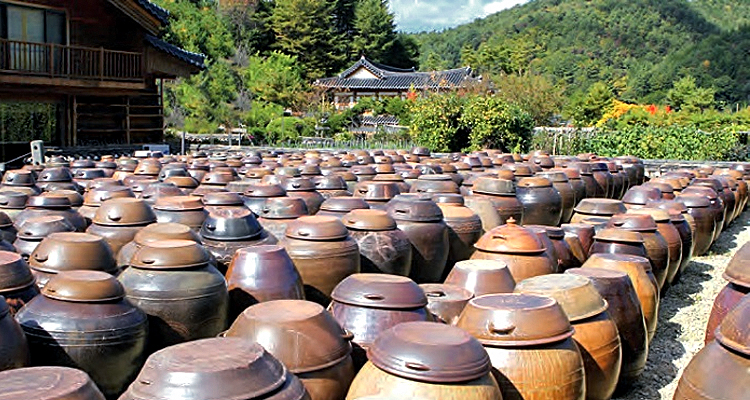 Pasta Gochujang w glinianych pojemnikach